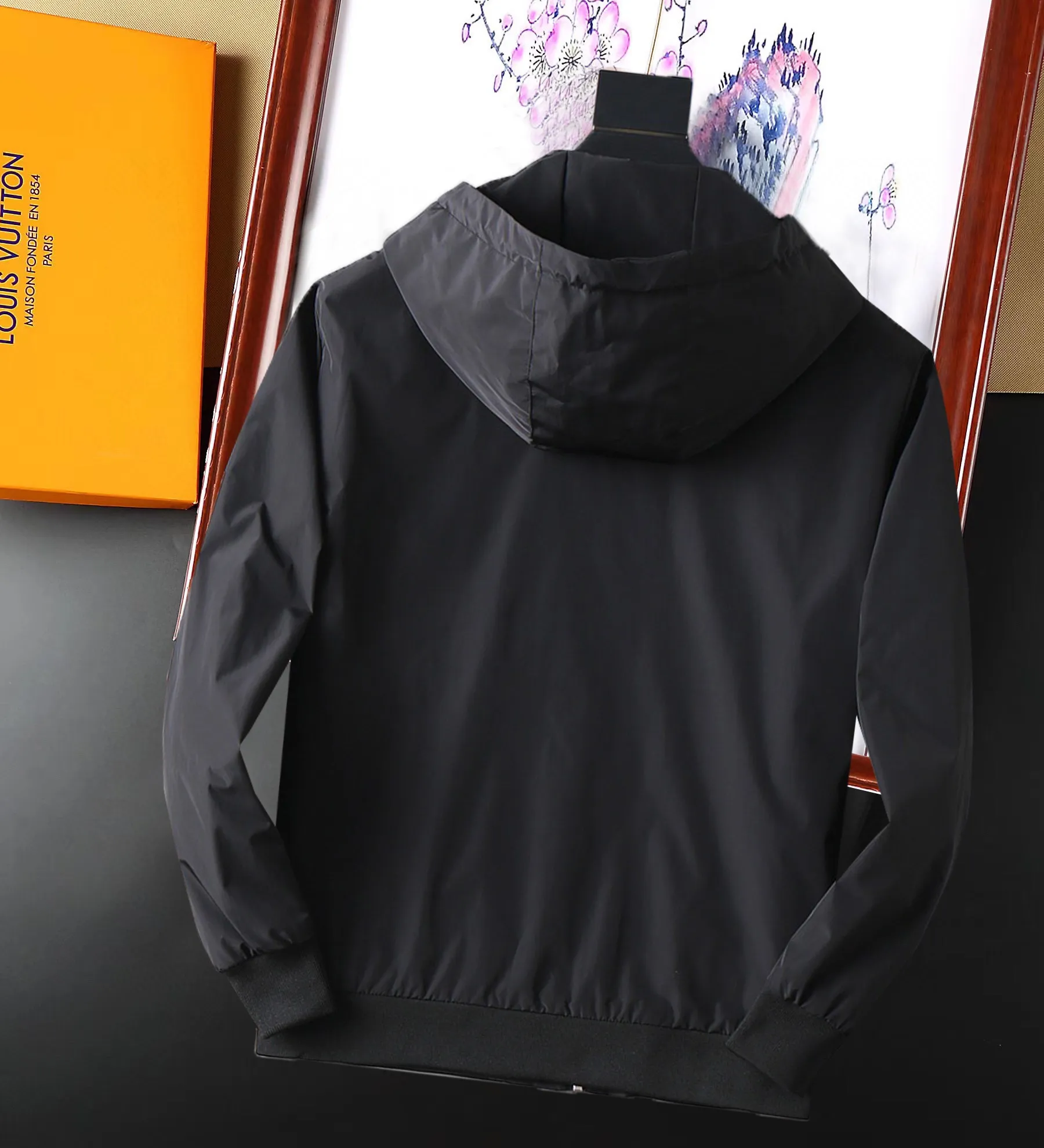 Baibaoli 2026 spring New Arrival jacket, new show product‼ The product is in perfect condition, comfortable and warm, with three standard colors and full and attractive colors. The very outstanding design easily enhances the sense of fashion. The workmanship is extremely sophisticated and rigorous, and the wiring is neat and meticulous! A masterpiece from a famous designer! The upper body does not look bloated and is super handsome! In Stock Sizes：M～XXXL